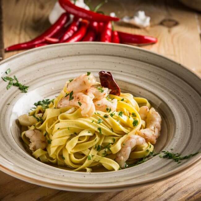 Tagliatelle con aceite, ajo y gamas