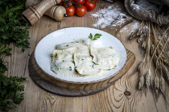 Raviolacci de cordero con salsa pecorino