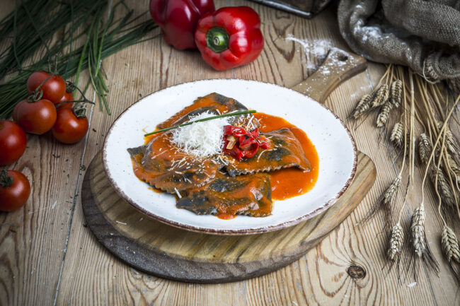 Raviolacci de langostino con salsa piquillo